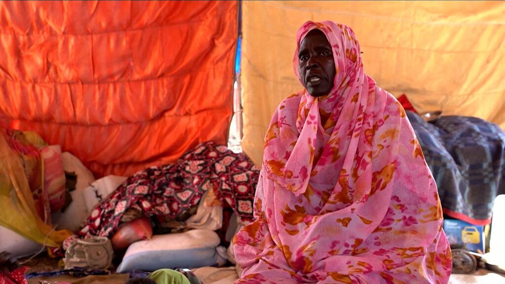 سيدة سودانية نازحة تجلس في خيمتها في مخيم للنازحين في القضارف - السودان